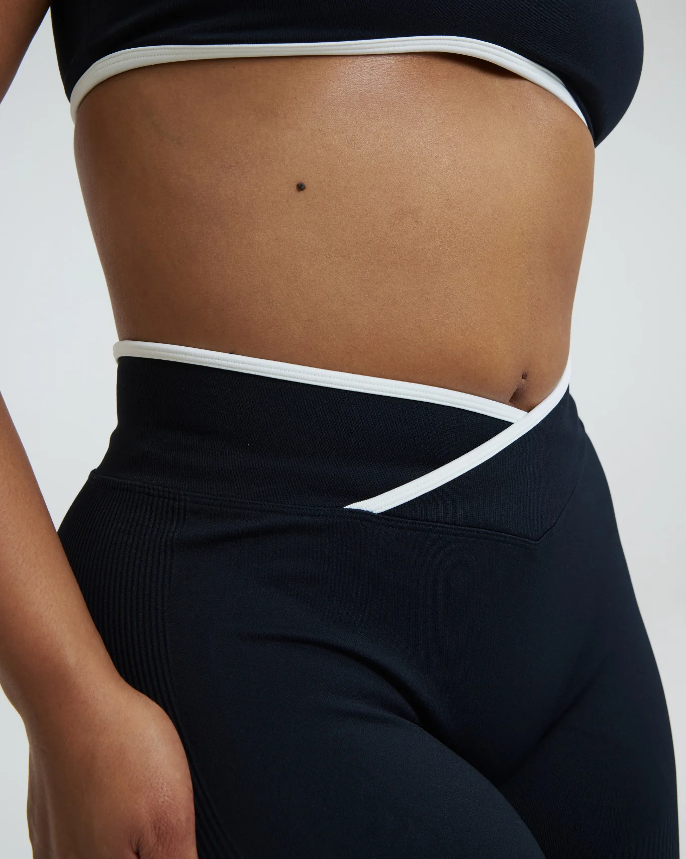 Elevate™ Outline V High Waist Leggings | Night Black - Image 5